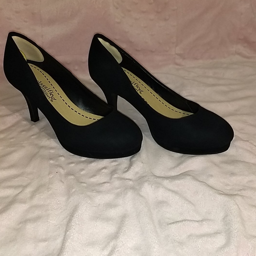 Black Pumps